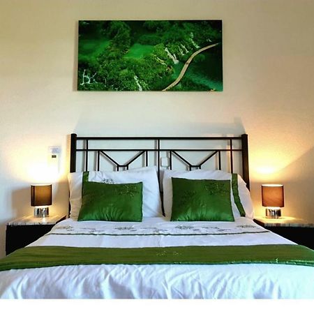 Mansion Alhamar - 2 Bedroom, Frontline Beach, Mountain Views, Full Size Pool, Tennis Courts, Close To Shops, On-Site Bar & Chiringuito Sitio de Calahonda Eksteriør billede